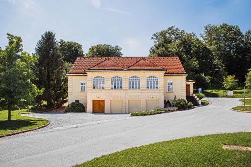 外部景觀, 伊思特尼克別墅 (Villa Istenic) in 比澤利斯哥