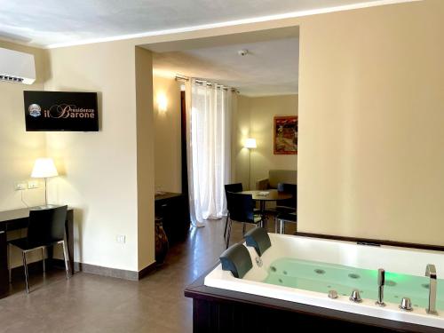 Deluxe Suite with Spa Bath image 10