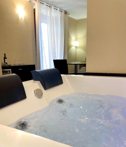 Deluxe Suite with Spa Bath image 7