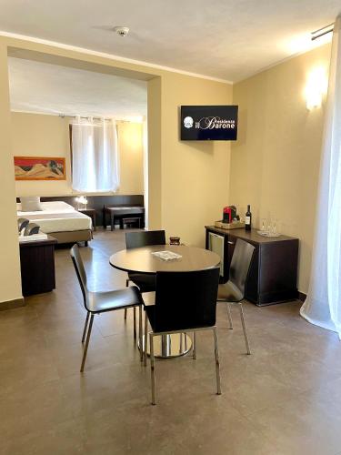 Deluxe Suite with Spa Bath image 8