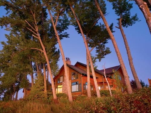 Log Home Suite with Lake View