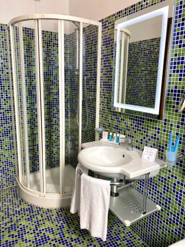 Deluxe Suite with Spa Bath image 5