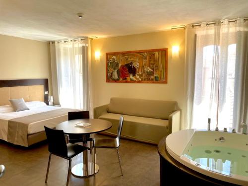 Suite with Hot Tub image 6