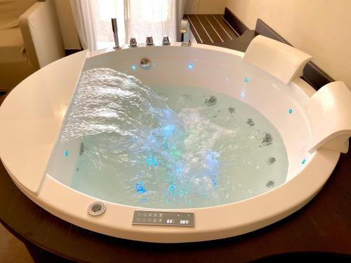 Suite with Hot Tub image 9