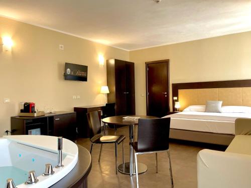 Suite with Hot Tub image 7