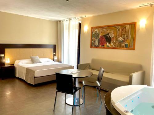 Suite with Hot Tub image 10