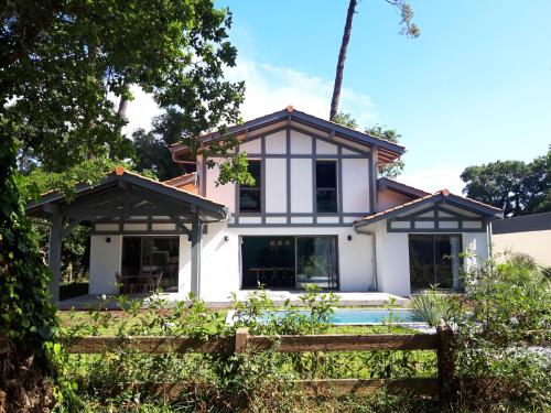 Villa Contemporaine avec piscine, sous les pins gîte à louer Golf d'Hossegor