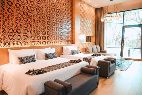 1 king bed, 1 twin bed
