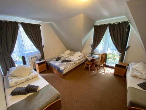 1 double bed, 2 twin beds