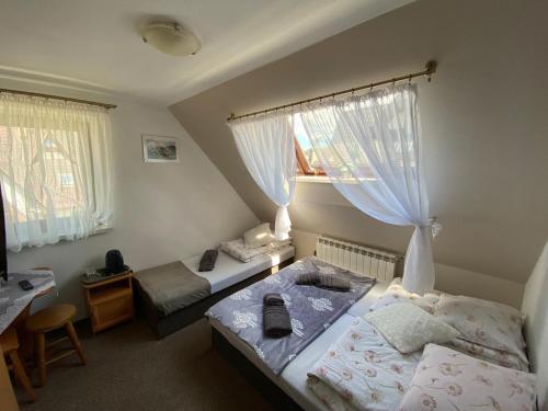 1 double bed, 1 twin bed