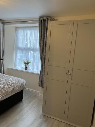 Ground Floor 1 Bedroom Apt With Parking, Edge of Glastonbury and Street