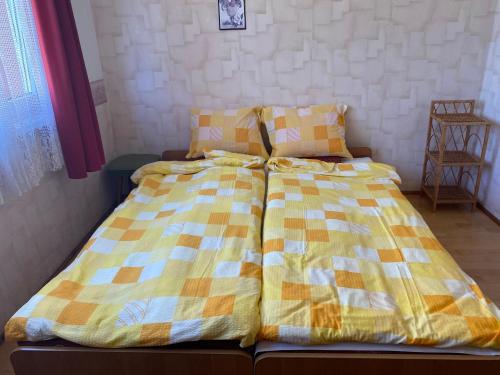 4 twin beds