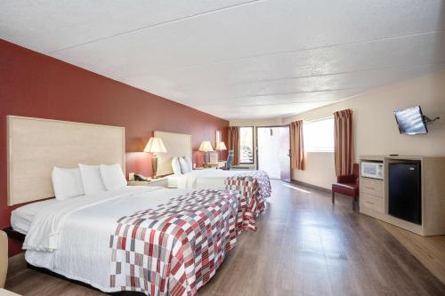 Suite Queen Room - Two Queen Beds & One Twin Bed - Non-Smoking (1 pet allowed)
