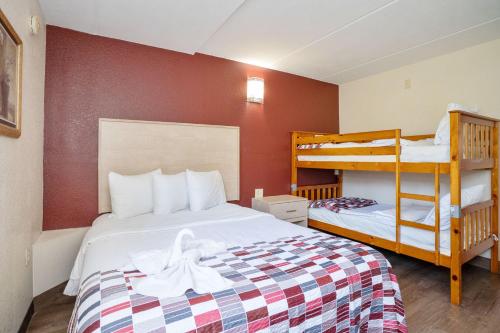 1 king bed, 1 queen bed, 2 bunk beds
