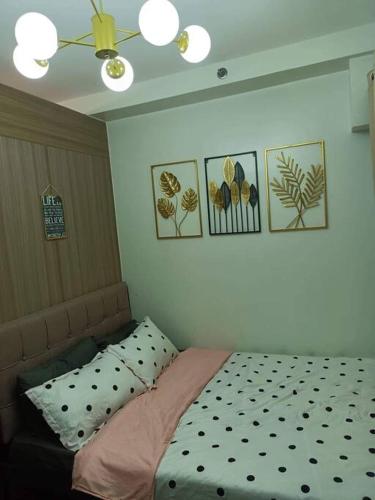 MOA Shore 2 1BR with Balcony WiFi Netflix Pool 4Pax, Metro Manila