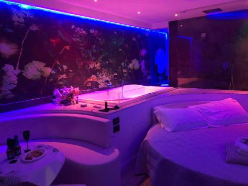 King Suite with Spa Bath image 9