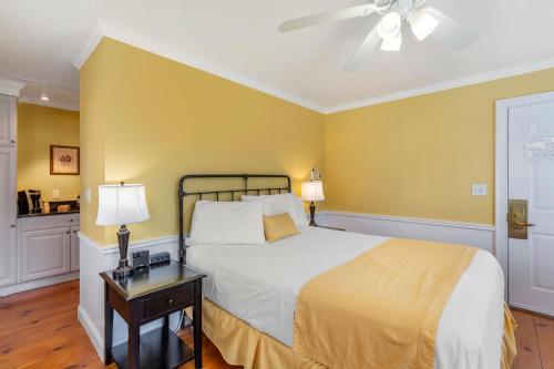 370332206 Essex Street Inn & Suites, Ascend Hotel Collection