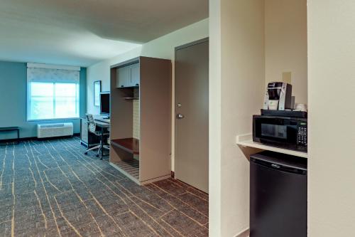 Holiday Inn Mobile Airport image 25