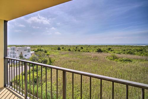 Welcoming Brigantine Condo w/ Ocean Views! in บริกันทีน (NJ)