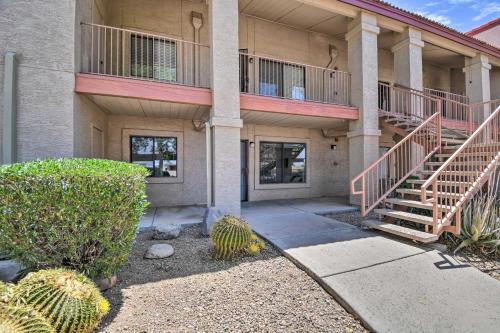 Peaceful Apache Junction Condo about 1 Mi to Downtown! in อาปาเช่จังค์ชั่น