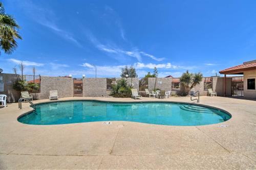 Peaceful Apache Junction Condo about 1 Mi to Downtown! in อาปาเช่จังค์ชั่น