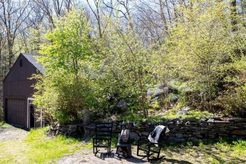 Artist's Retreat In The Woods Five Acre Backyard