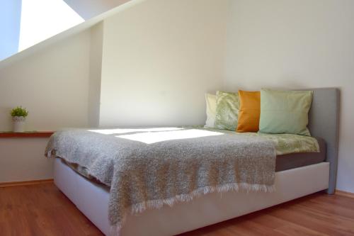 NEW CENTRAL ROOFTOP with private WELLNESS, Sauna & Whirlpool bath, Praha (fotografie 3)
