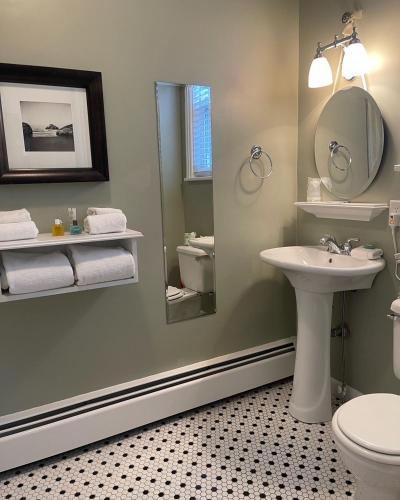 370339929 Essex Street Inn & Suites, Ascend Hotel Collection