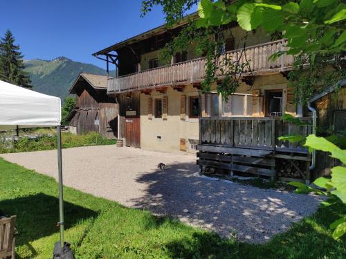 Skats, Appartement dans chalet 5 chambres 130 m2 centre village in Montrionda