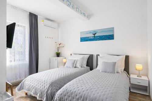2 twin beds