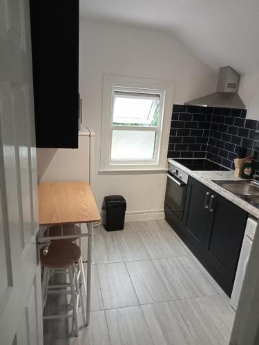 London Road Flats - Free WIFI, washing machine, smart TV, easy access to A50 London Road Flats - Free WIFI, washing machine, smart TV, easy access to A50