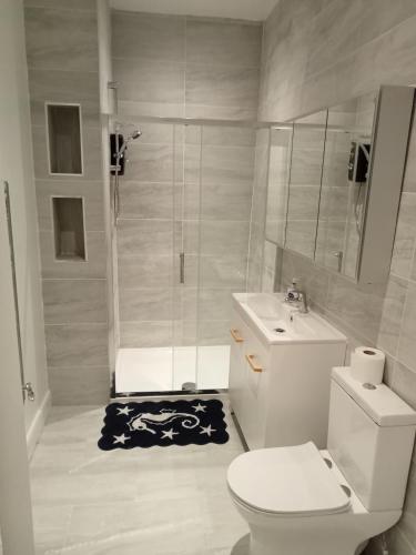 London Road Flats - Free WIFI, washing machine, smart TV, easy access to A50 London Road Flats - Free WIFI, washing machine, smart TV, easy access to A50