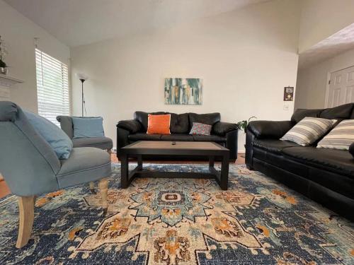 ENTIRE HOME Cozy Quiet 5B Single Family House 1King bed and Yard! 1050