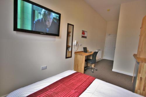 Central Hotel Gloucester by RoomsBooked - image 8