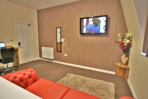 Central Hotel Gloucester by RoomsBooked - image 2
