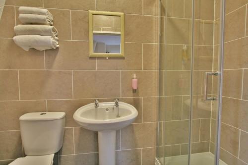 Central Hotel Gloucester by RoomsBooked - image 4