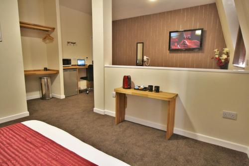 Central Hotel Gloucester by RoomsBooked - image 7