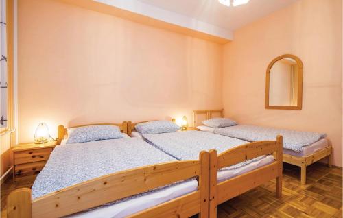  Amazing apartment in Matulji with 2 Bedrooms, WiFi and Outdoor swimming pool in Matulji