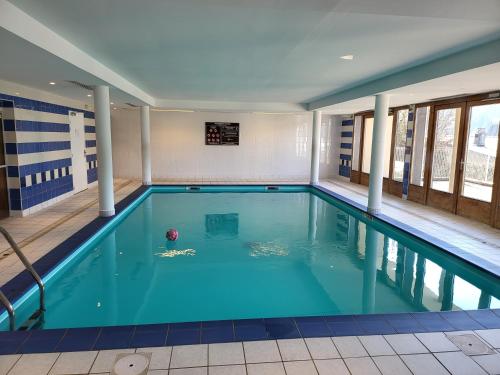 Appartement dans châlet avec piscine couverte