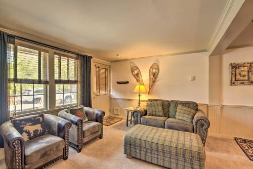 Townhome with Deck Walk to Mirror Lake and Main St! in Lake Placid, USA