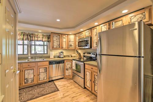 Townhome with Deck Walk to Mirror Lake and Main St! in Lake Placid, USA