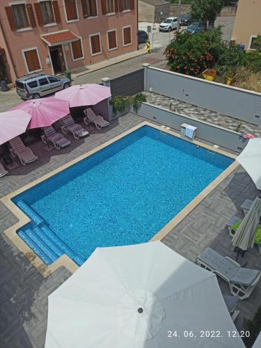 Queen Room with Pool View