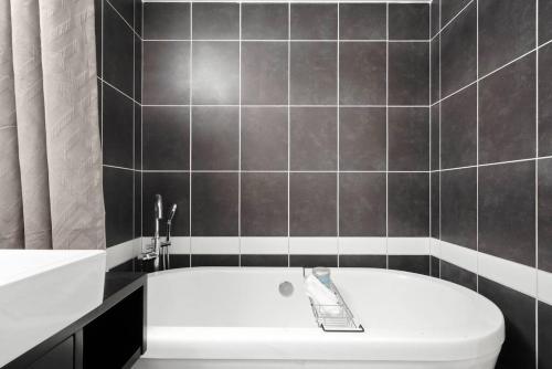 Water View Condo in Downtown Vancouver 2BR/2Bath in Vancouver, Canada