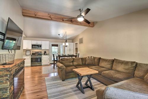 Patio, Fenced Yard Pet-Friendly Pinetop Cabin!, Indian Pine (фото 2)