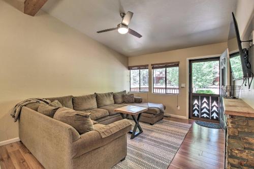 Patio, Fenced Yard Pet-Friendly Pinetop Cabin!, Indian Pine (фото 4)