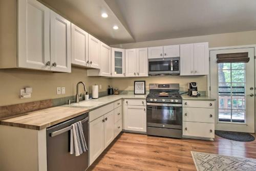 Patio, Fenced Yard Pet-Friendly Pinetop Cabin!, Indian Pine (фото 8)