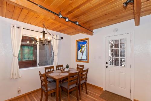 Summit Happy Cabin with HOT TUB! HIGH SPEED EV HOOKUP, CLOSE TO SLOPES in Big Bear Lake, USA