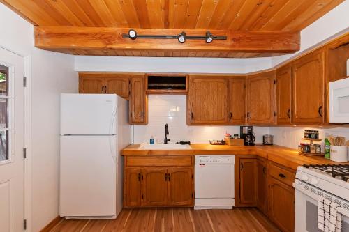 Summit Happy Cabin with HOT TUB! HIGH SPEED EV HOOKUP, CLOSE TO SLOPES in Big Bear Lake, USA
