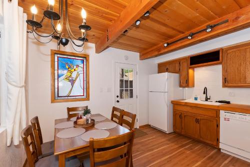 Summit Happy Cabin with HOT TUB! HIGH SPEED EV HOOKUP, CLOSE TO SLOPES in Big Bear Lake, USA