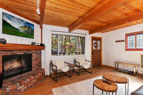 Summit Happy Cabin with HOT TUB! HIGH SPEED EV HOOKUP, CLOSE TO SLOPES in Big Bear Lake, USA